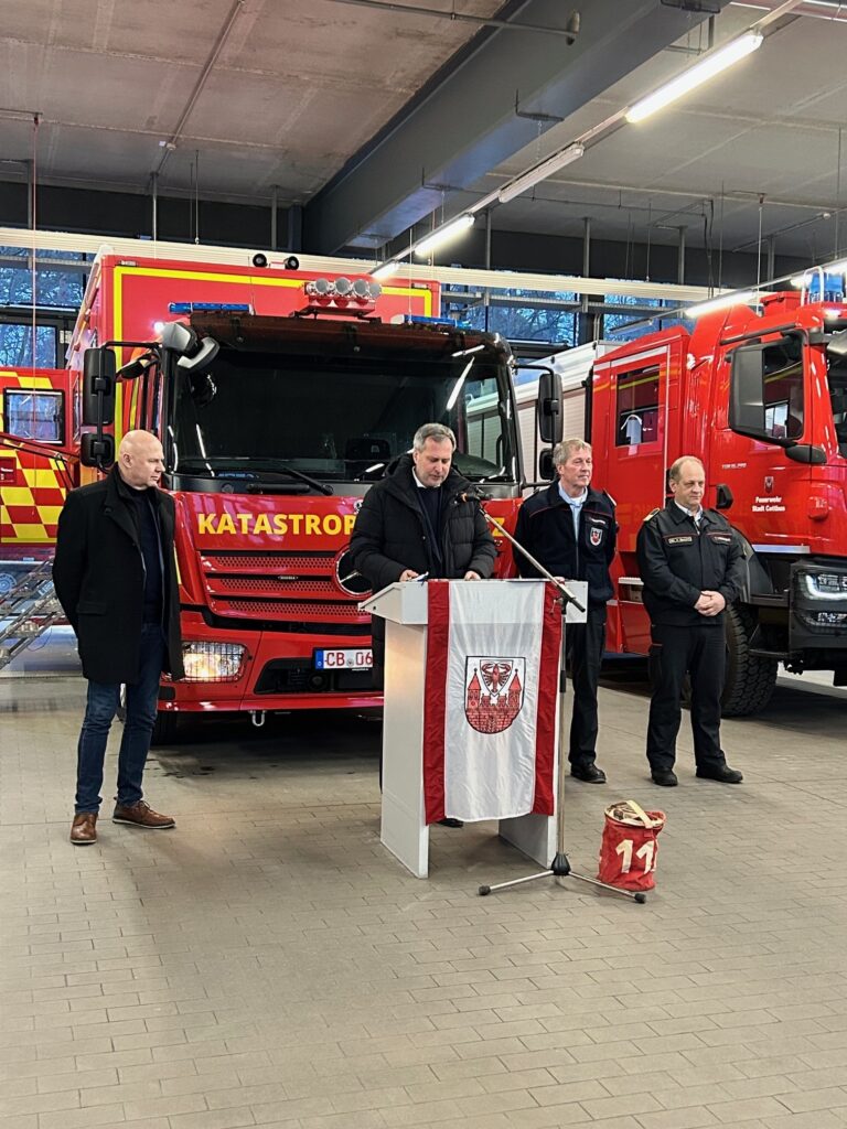 Übergabe von fünf neuen Fahrzeugen an Feuerwehr und Notfallseelsorge