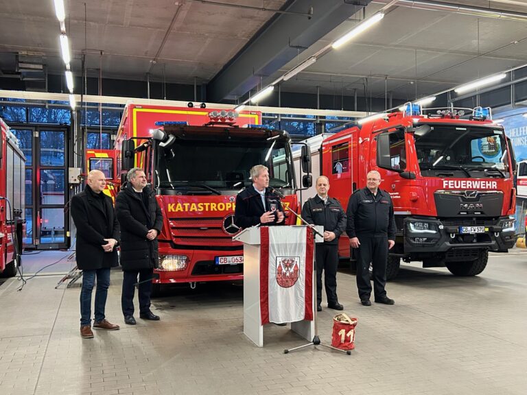 Übergabe von fünf neuen Fahrzeugen an Feuerwehr und Notfallseelsorge