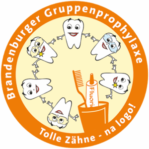 Das Logo der Brandenburger Gruppenprophylaxe, sechs Zähne in einem Kreis mit verschiedenen Gesichtsausdrücken. Darunter der Text "Tolle Zähne - na logo!"