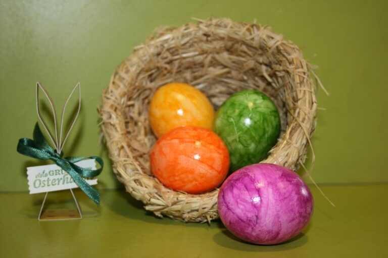 Ein Osterkorb aus Heu und Kräutern