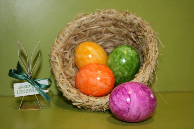 Ein Osterkorb aus Heu und Kräutern