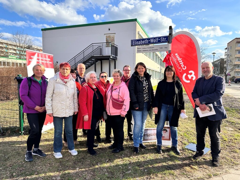Einweihung Zusatzschild für Elisabeth Wolf