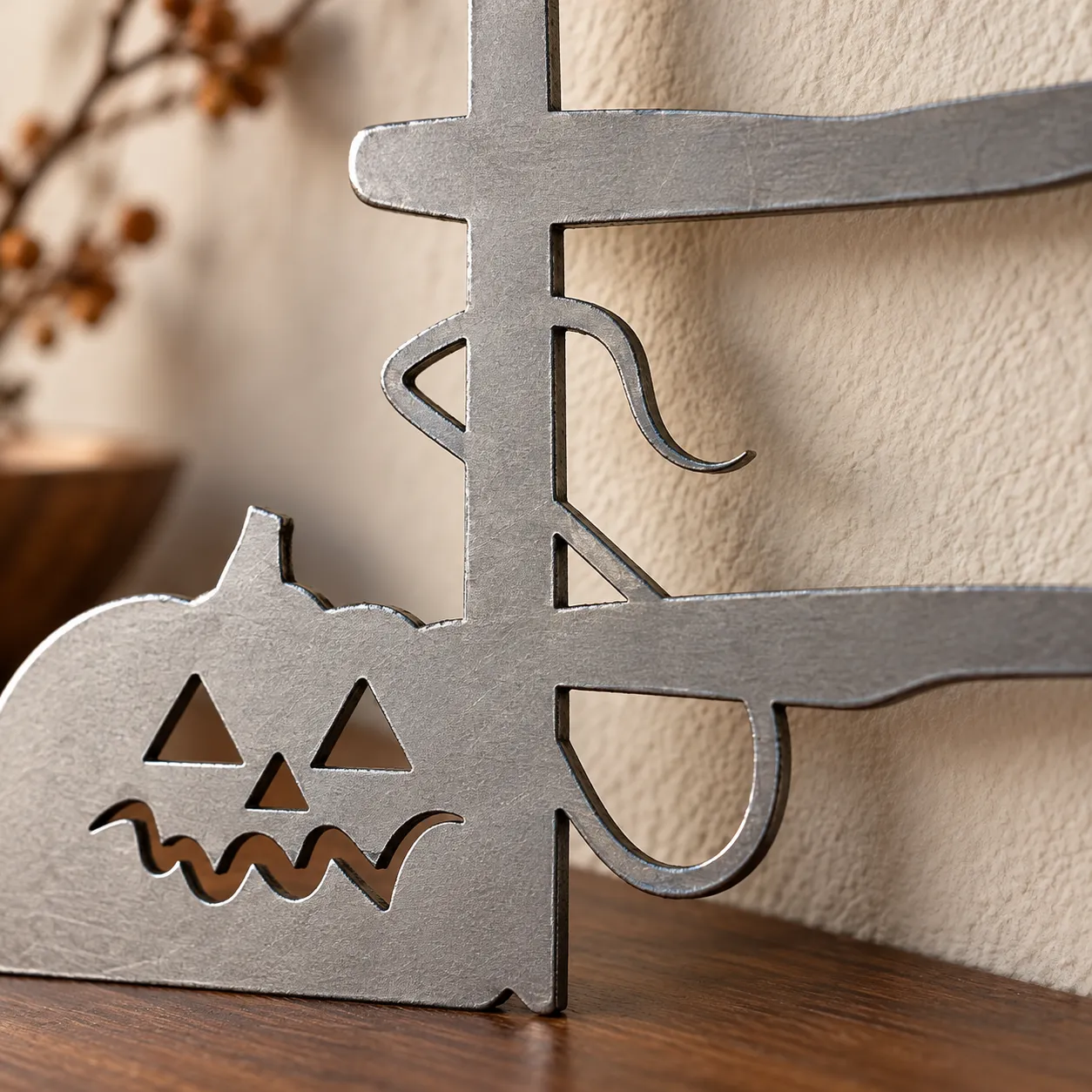 Vizualizace: Detail výřezu a kovového povrchu: Kovová halloweenská dekorace Kočka na bidýlku.