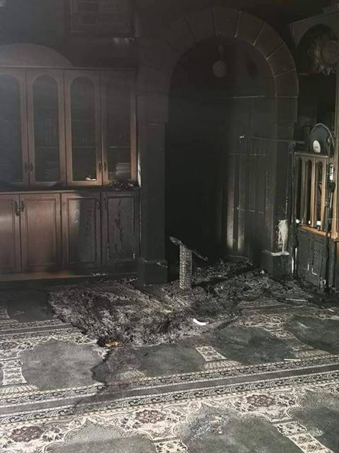 مُستوطنون يحرقون مسجداً في حي "بيت صفافا" بالقدس المحتلة، فجر اليوم.