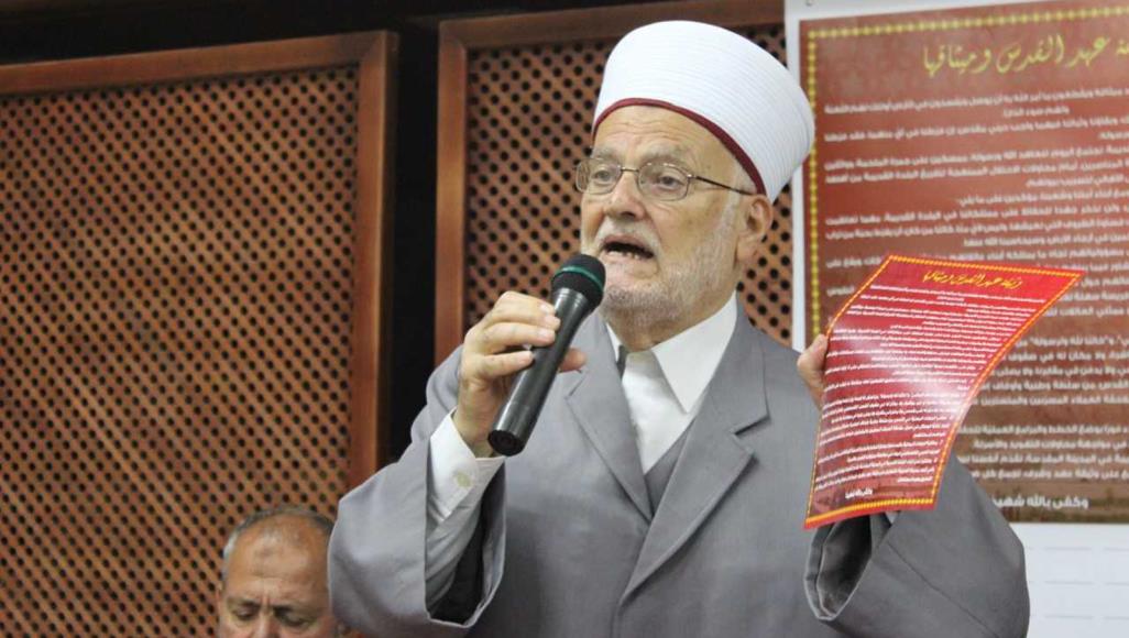 الاحتلال يقتحم منزل الشيخ عكرمة صبري  ويسلمه أمراً  بالإبعاد