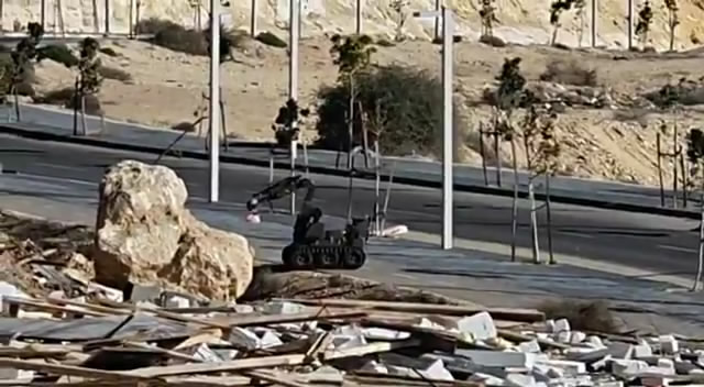 روبوت الشرطة "الإسرائيلية" يفحص بالونات مُفخخة