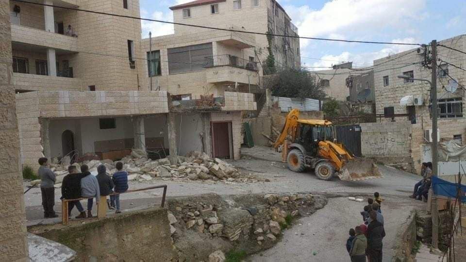 ‏سُلطات الاحتلال تُجبر مقدسي على هدم منزله في قرية العيساوية بالقدس