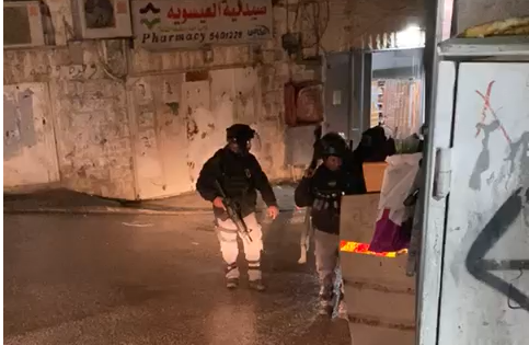 قوات الإحتلال تعتدي على طفل بقرية العيسوية