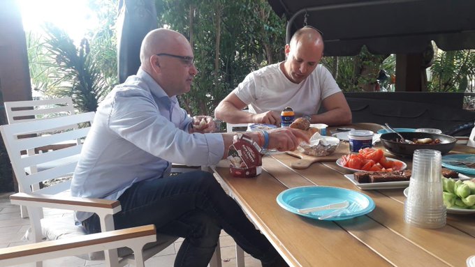 وزير حرب الإحتلال يبيت ليلته في مستوطنات غلاف غزة