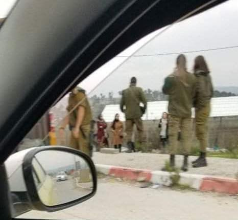 جُنود الإحتلال يحتجزون عدد من الفتيات الفلسطينيات على حاجز حوارة جنوب نابلس