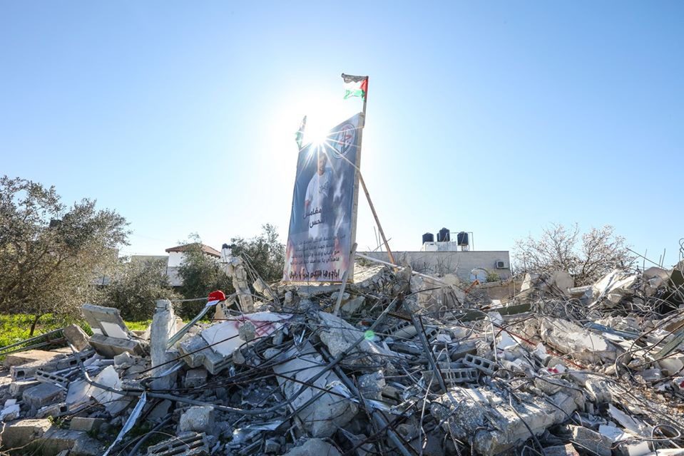 جرافات الإحتلال تهدم منزل أسير في بيرزيت