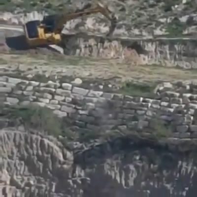 إنقلاب جرافة للاحتلال خلال إقتحامها منطقة السواحرة جنوب القُدس