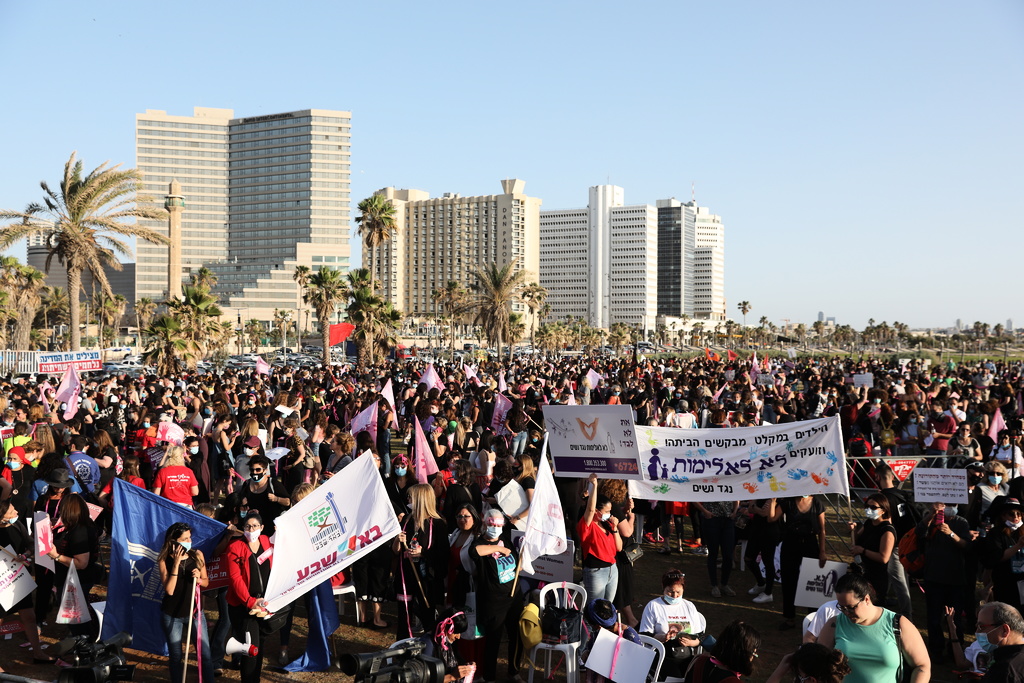 مسيرة نسائية في "تل أبيب" رفضا للعنف ضد المرأة