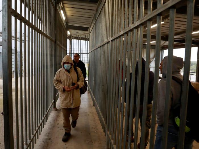 رغم موجة كورونا الثانية في الضفة الغربية: دخل 80 ألف عامل فلسطيني إلى الكيان الاحتلالي إسرائيل يوم الأحد.