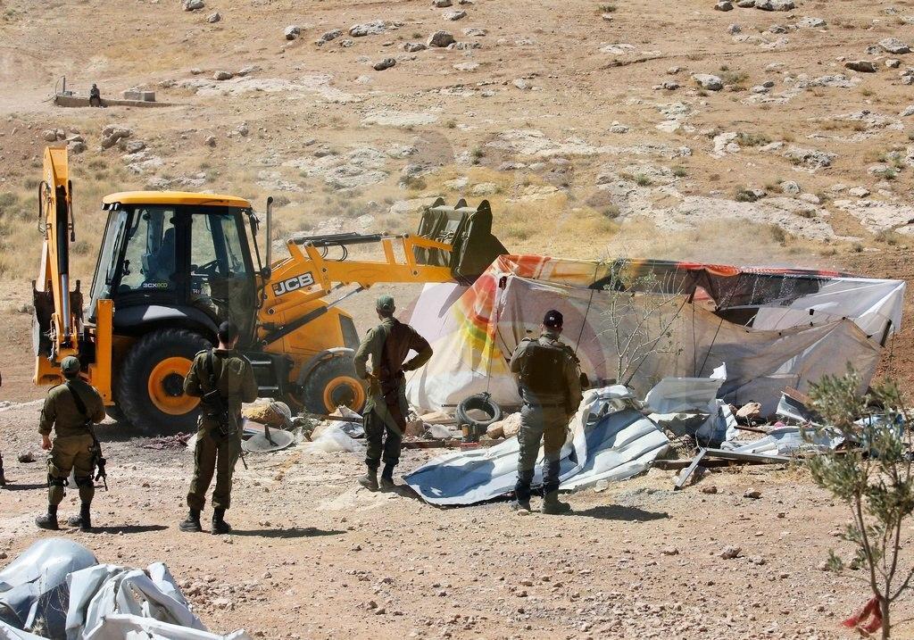 قوات الإحتلال الصهيوني تهدم مبنى في يطا بالخليل