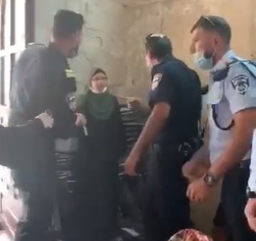 شاهد: إعتداء قوات الإحتلال على إحدى المُرابطات في المسجد الاقصى