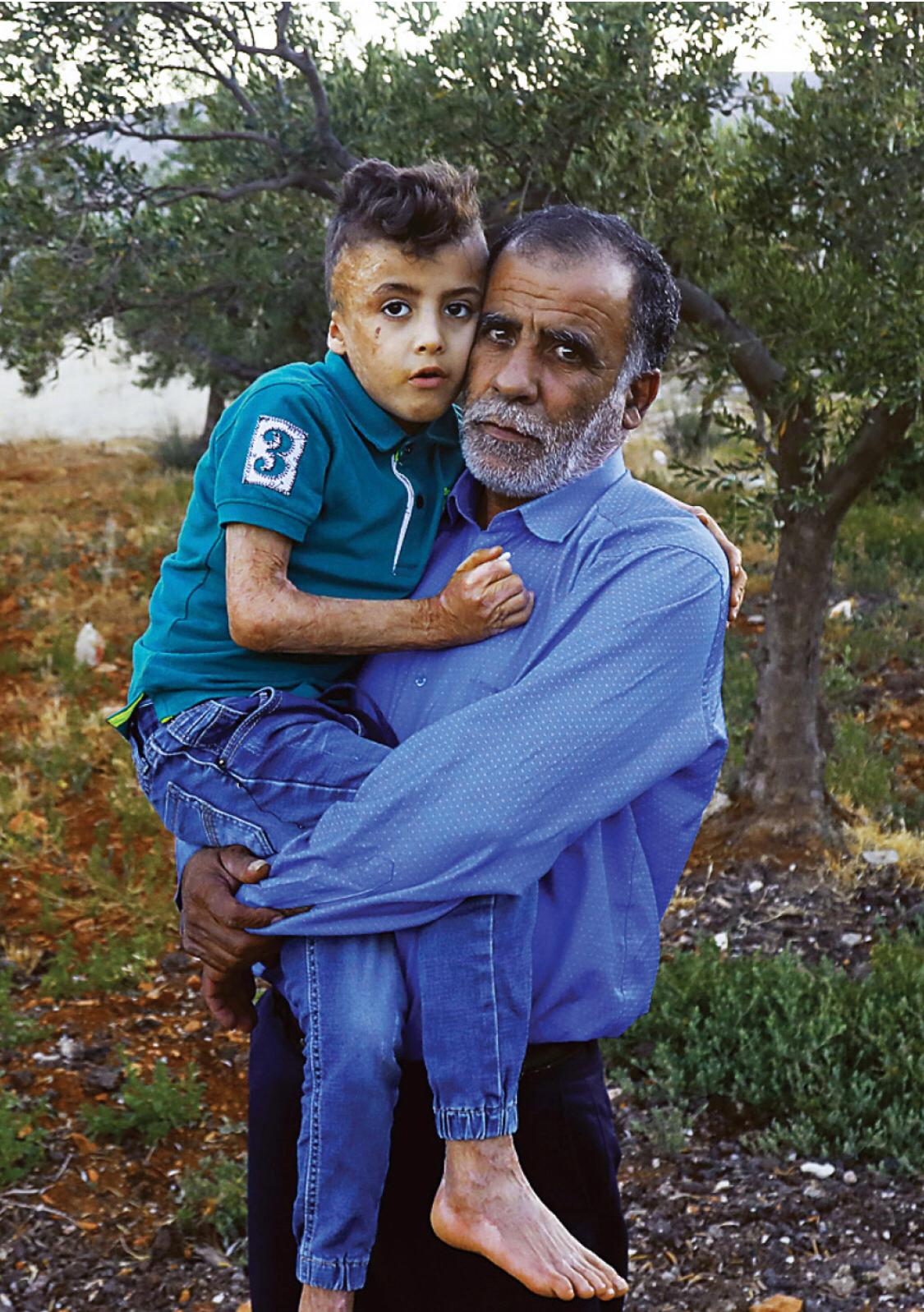 صبي في العاشرة من عمره أمام قاتل عائلته