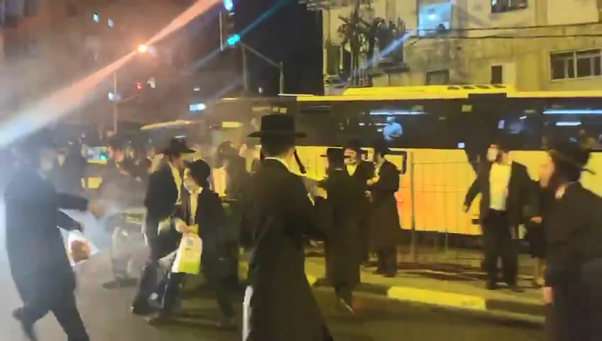شاهد:صدامات بين شرطة الاحتلال ومئات المتظاهرين الحريديم في القدس