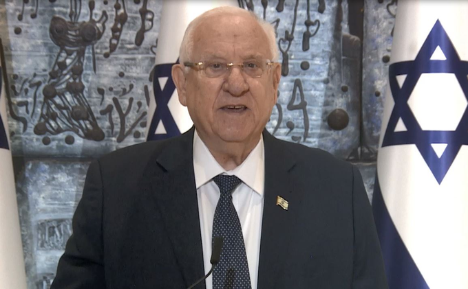 ريفلن يدعو المتظاهرين إلى احترام رموز الدولة