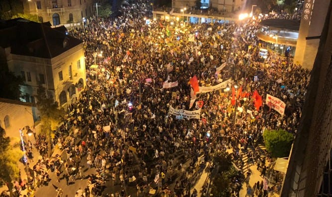  15000 مُتظاهر ضد رئيس حُكومة الاحتلال بنيامين نتنياهو