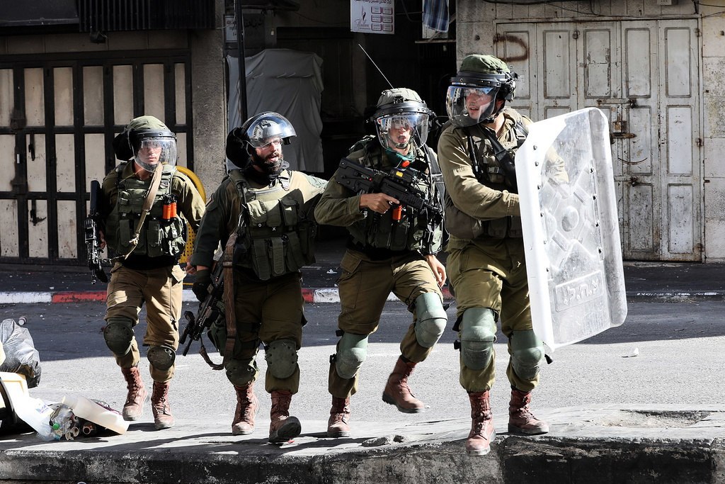 مواجهات بين الفلسطينيين وقوات الاحتلال بالخليل