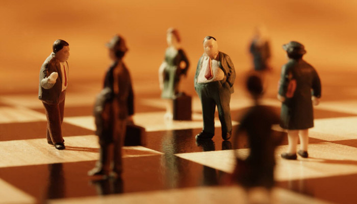 السياسي واستثمار الأوراق الخارجية للهروب من المشاكل الداخلية