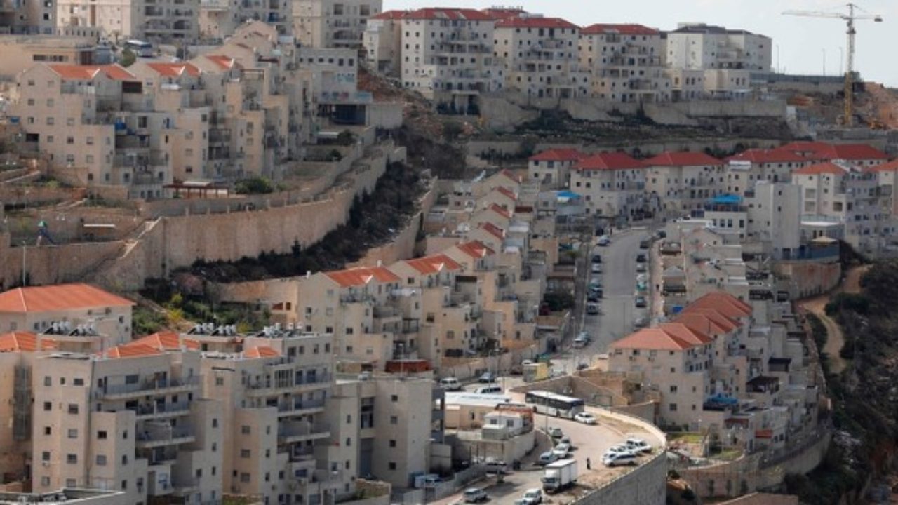 مستوطنون يرشقون المركبات الفلسطينية قرب بلدة قصرة