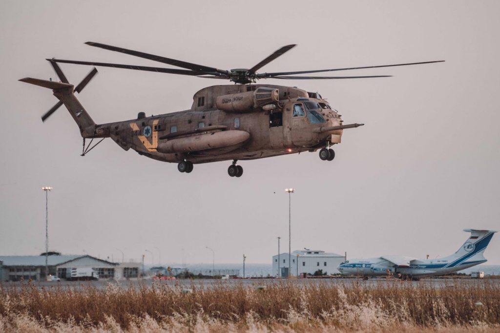 كيف سيتم ادخال (الوحوش الحديدية- طائرات مروحية ) إلى بلد معاد؟