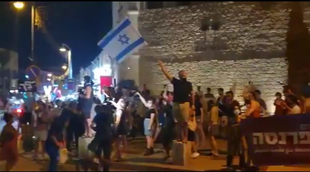 شاهد: مظاهرات في جميع مُدن الكيان ضد نتنياهو