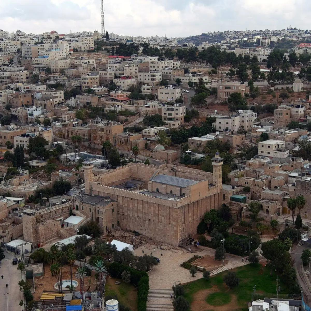 الحرم الابراهيمي في الخليل الى اين بعد الموافقة على خطة تحويلة لمعلم يهودي