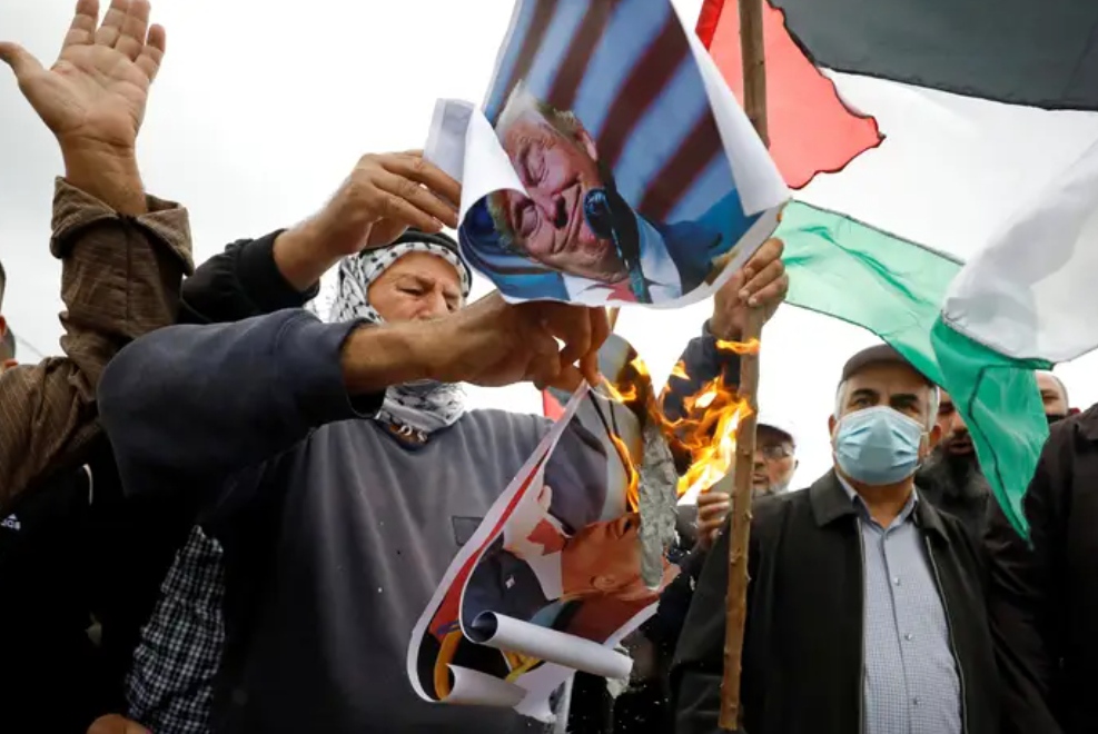 عباس يحتفل بهزيمة ترمب والسعوديون يتشوقون