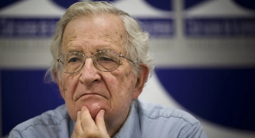 نعوم تشومسكي: "التفوق الأبيض مبدأ عميق في المجتمع الأمريكي - واليهود على دراية بذلك"