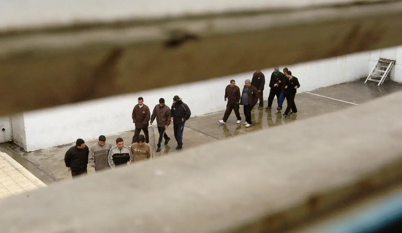 تطعيم السُجناء الأمنيين؟ يجب أن يُصابوا بالفيروس ليموتوا قبل إطلاق سراحهم