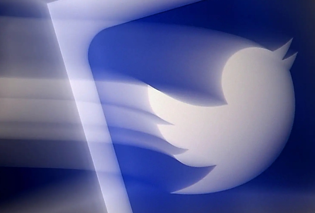 مُلْكُ فيسبوك وتويتر يحتضر