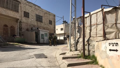 إصابة مُستوطن بجراح في إلقاء حجارة بالخليل