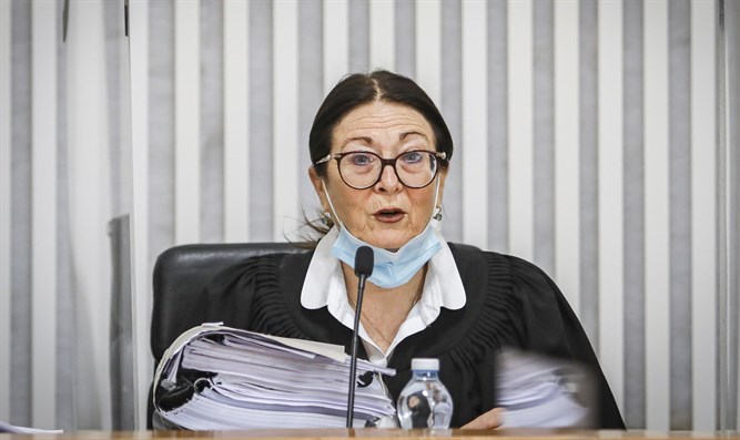 لقاحات الكورونا في طريقها للسلطة الفلسطينية عبر معبر بيتونيا