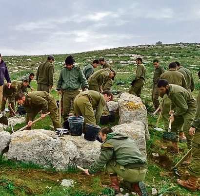 جيش الاحتلال يسرق الاثار الفلسطينية في الضفة الغربية