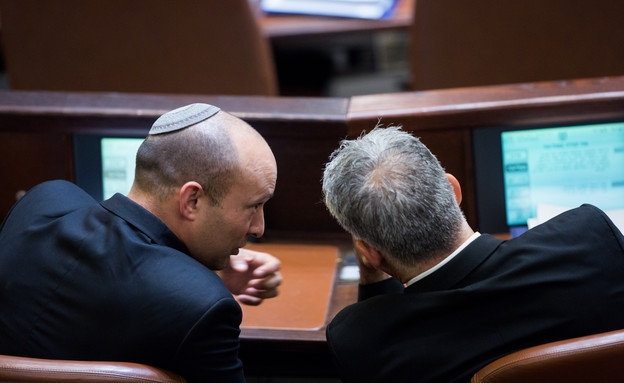 خلافات مُستمرة بين بينيت ولبيد