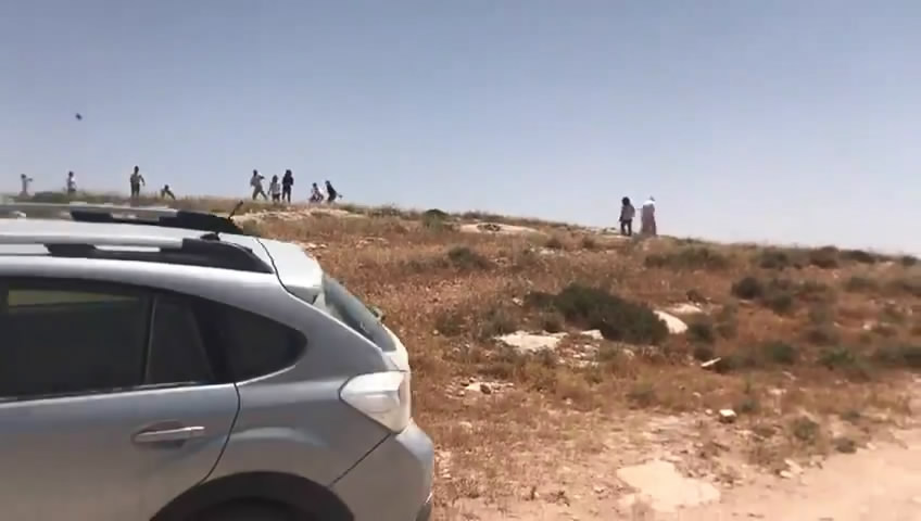 شاهد: إعتداء مُستوطنون على مُزارعين جنوب الخليل