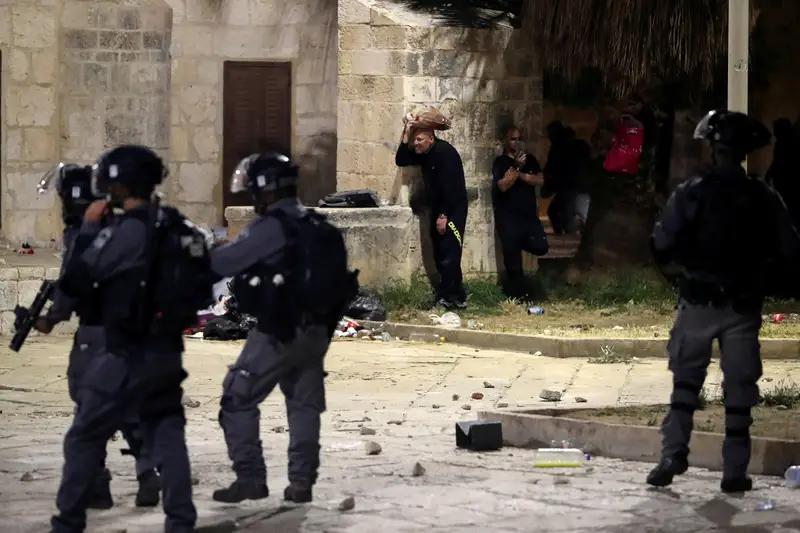 تصرف ضباط شُرطة المسجد الاقصى وكأنهم جاؤوا لصب الزيت على النار بدلاً من مُحاولة إخمادها