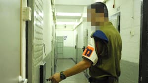 الجيش سيسلم لائحة الاتهام لعائلة الضابط الذي مات في السجن