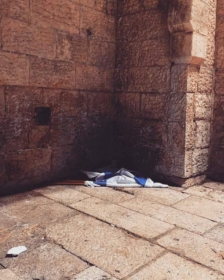 "العلم الإسرائيلي" في أقرب حاوية قمامة