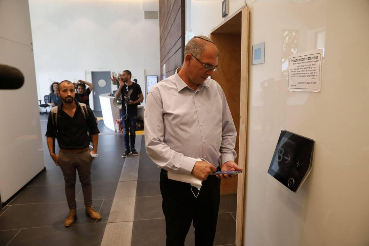 من هو نير أورباخ؟