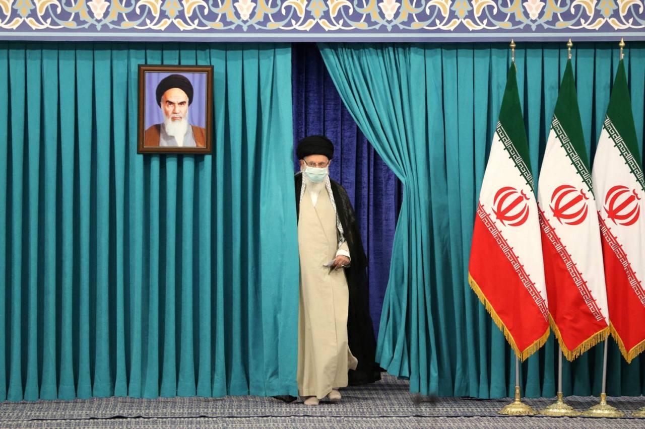 في "إسرائيل " تُشير التقديرات إلى أن شُعور خامنئي بالإلحاح للتوصل إلى إتفاق قد تبددت