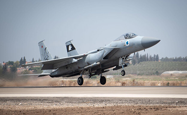 إصابة طائرة حربية بصاروخ القبة الحديدية عن طريق الخطأ