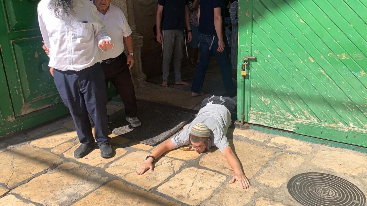 بالصور: مُستوطنون يُمارسون طقوساً تلمودية بشكل علني تزامناً مع اقتحامهم للمسجد الأقصى