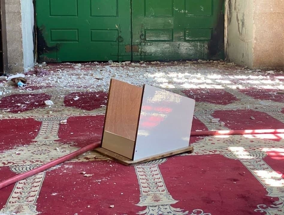 بالصور: آثار التخريب الذي لحق بالمُصلى القبلي في المسجد الأقصى بعد اقتحامه من قبل شرطة الاحتلال
