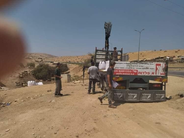 بالصور:مُستوطنون بحماية قوات الاحتلال يشرعون بتسييج عين الحلوة في الأغوار