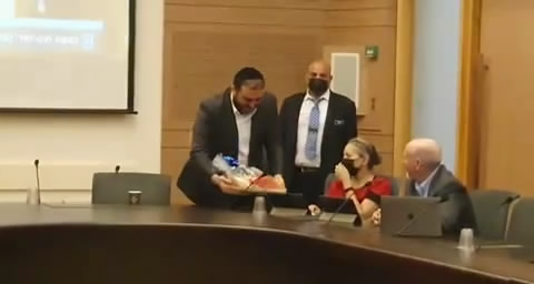 تشجيعاً للاستيطان: عضو كنيست يُقدم فاكهة لدعمهم إقامة مستوطنة أفياتار