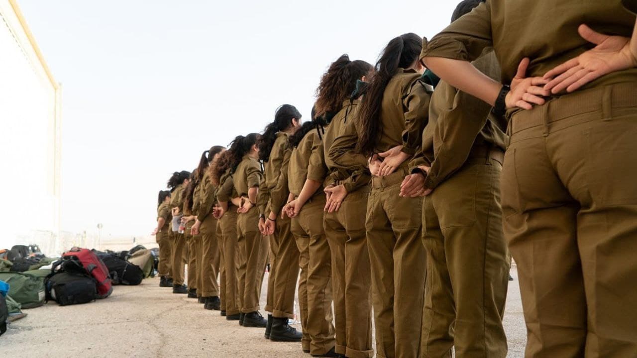 مجموعة من مُجندات جيش الاحتلال: يشتكين بسبب أوامر الضُباط بتغيير ملابسهن أكثر من مرة